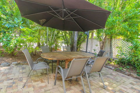 Rare! Modern Unit With Private Fenced Garden Close To The Beach PC5 - Accommodation Gold Coast 2