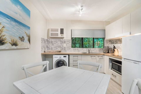 Rare! Modern Unit With Private Fenced Garden Close To The Beach PC5 - Accommodation Gold Coast 0