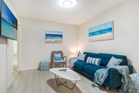 Rare! Modern Unit With Private Fenced Garden Close To The Beach PC5 - Accommodation Gold Coast 3