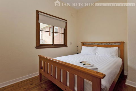 Red Brick Beauty - Central Cottage - Gold Coast 4U 2