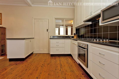 Red Brick Beauty - Central Cottage - Gold Coast 4U 1