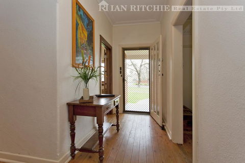 Red Brick Beauty - Central Cottage - Gold Coast 4U 3
