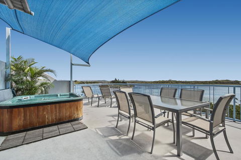 Reflections Holiday Apartments - Gold Coast 4U 2