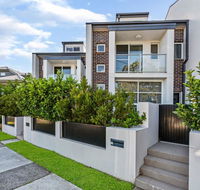 Relax in a Spacious  Modern Townhouse in Asquith - Gold Coast 4U