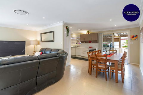 RELAXED COASTAL GETAWAY // MOMENTS TO WATERFRONT - Accommodation Gold Coast 0