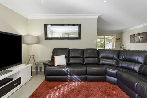 RELAXED COASTAL GETAWAY // MOMENTS TO WATERFRONT - Accommodation Gold Coast 3