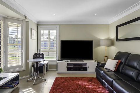 RELAXED COASTAL GETAWAY // MOMENTS TO WATERFRONT - Accommodation Gold Coast 2