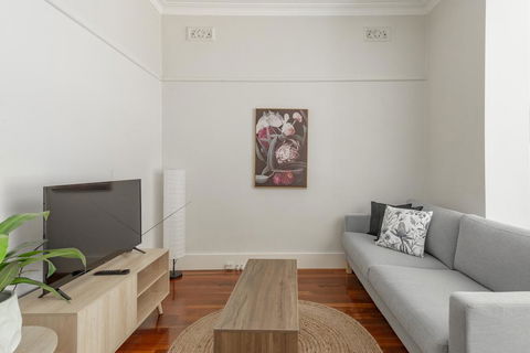RELAXED FAMILY HOME WILLOUGHBY - Accommodation Gold Coast 3