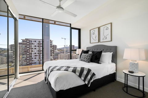 Resort-style Apartment With Balcony, Pool And Gym - Accommodation Gold Coast 2