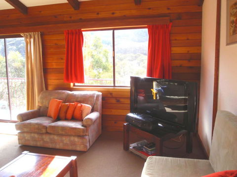 Retro 2 Bedroom Apartment - Accommodation Gold Coast 3