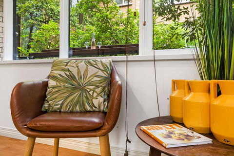 Retro Styled 3 Bedroom Apartment With Tree Views - Accommodation Gold Coast 2