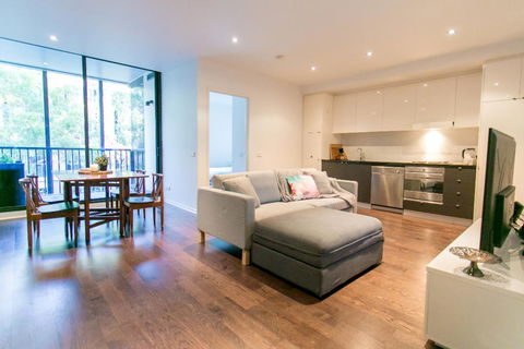RIVERSIDE RICHMOND LARGE 1 BEDROOM POOLPARKINGNETFLIX - Accommodation Gold Coast 0