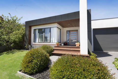 SAFETY BEACH ENTERTAINER - Accommodation Gold Coast 0