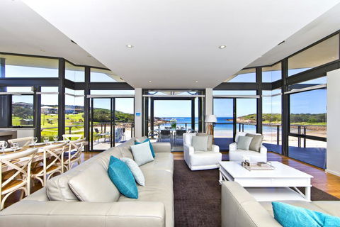 Sails On The Beachfront - Exclusive Seaside Home - Accommodation Gold Coast 3