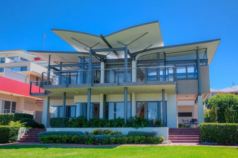 Sails On The Beachfront - Exclusive Seaside Home - Accommodation Gold Coast 1