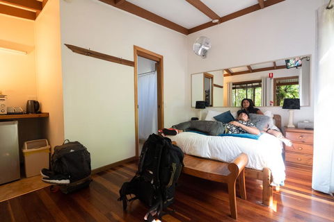 Samurai Beach Bungalows - Port Stephens YHA - Gold Coast 4U 1