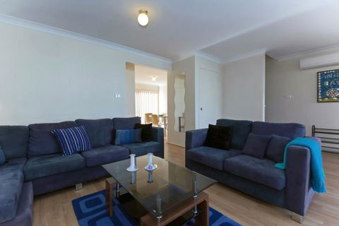Sandcastles, 2/23 Robinson Street - Gold Coast 4U 1