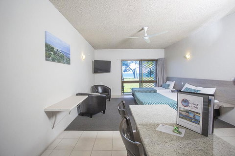 Sarina Beach Motel - 1 Gold Coast 3