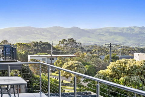 SEA SPECTACULAR - Seconds From The Beach! - Accommodation Gold Coast 1