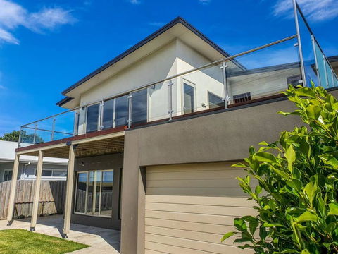 SEAL HAVEN - Centrally Located, Modern Home - Accommodation Gold Coast 0