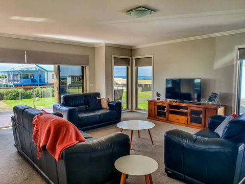 SEAL HAVEN - Centrally Located, Modern Home - Accommodation Gold Coast 1