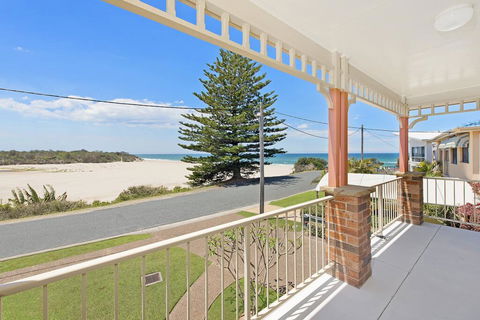 SEASCAPE - An Enticing Lakeside Escape - Accommodation Gold Coast 0