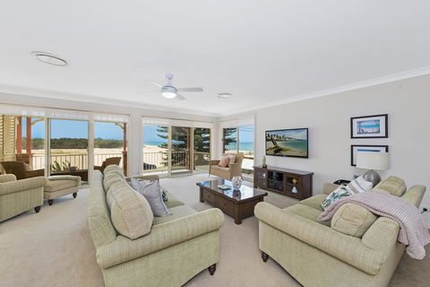 SEASCAPE - An Enticing Lakeside Escape - Accommodation Gold Coast 1