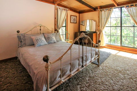 Shady Creek Eco Cabin, Peaceful Country Getaway - Gold Coast 4U 0