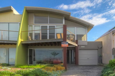 Shemara - Idyllic East Beach Property With Multiple Living Areas - Gold Coast 4U 3