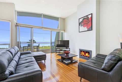Shemara - Idyllic East Beach Property With Multiple Living Areas - Gold Coast 4U 2