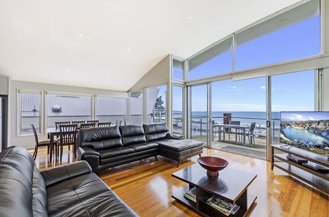 Shemara - Idyllic East Beach Property With Multiple Living Areas - Gold Coast 4U 1