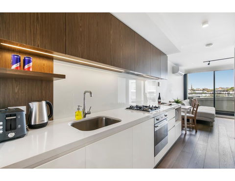 Shop Til You Drop At Sleek Unit In Hip Area - Gold Coast 4U 2