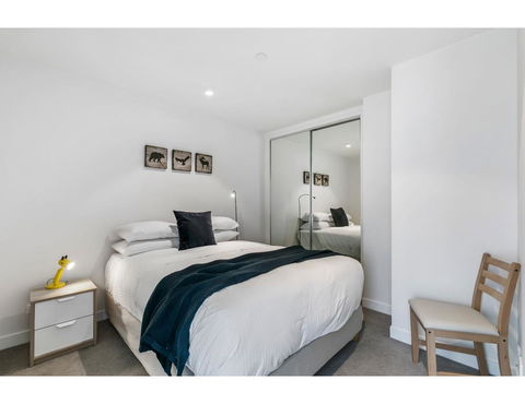 Shop Til You Drop At Sleek Unit In Hip Area - Gold Coast 4U 1