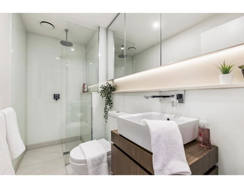 Shop Til You Drop At Sleek Unit In Hip Area - Gold Coast 4U 3