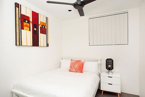 Sleek Modern Apartment In The Heart Of Manly - Gold Coast 4U 3