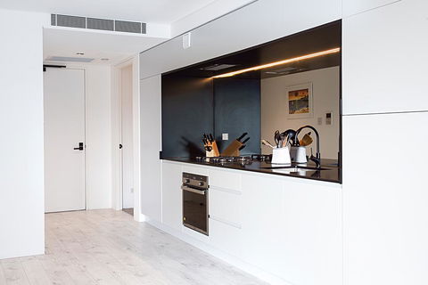 Sleek Modern Apartment In The Heart Of Manly - Gold Coast 4U 1