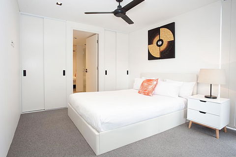 Sleek Modern Apartment In The Heart Of Manly - Gold Coast 4U 2