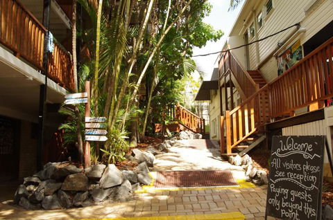 Somewhere To Stay Backpackers - Gold Coast 4U 1