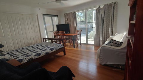 Spacious 2 Bedroom Unit, Private Bath, Kitchen, RV Parking On 5 Acres, 10 Min To Fraser Island Barge - Accommodation Gold Coast 3