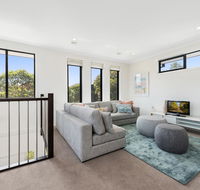Spacious 4-Bed House with Parking and Backyard - Gold Coast 4U