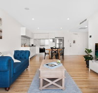 Spacious and Artfully Designed Apartment in Surfers