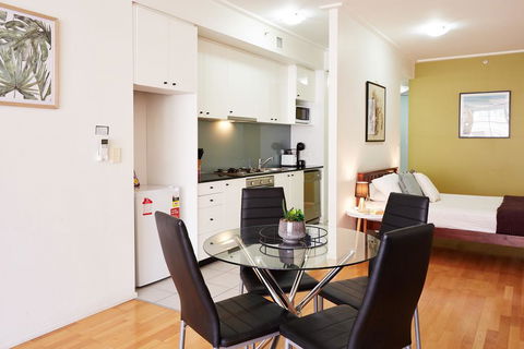 Spacious And Bright Studio In The Middle Of Town - Accommodation Gold Coast 2