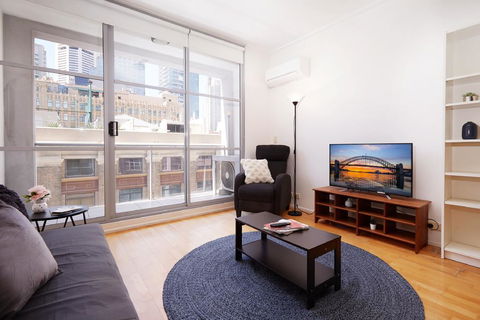 Spacious And Bright Studio In The Middle Of Town - Accommodation Gold Coast 0