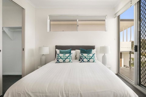 Spacious Apartment With Generous Entertaining - Accommodation Gold Coast 3