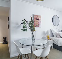 Spacious Apt V Stylish Furniture Pool GYM - Gold Coast 4U
