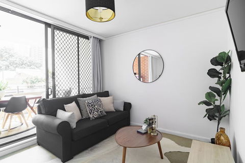 Spacious Apt V Stylish Furniture Pool GYM - Gold Coast 4U 2