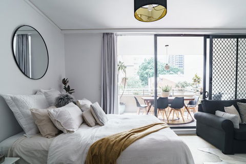 Spacious Apt V Stylish Furniture Pool GYM - Gold Coast 4U 1