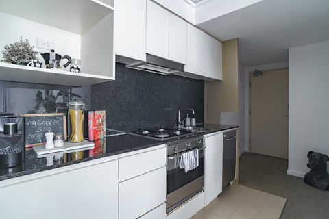 Spacious Apt V Stylish Furniture Pool GYM - Gold Coast 4U 3