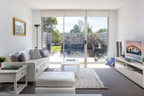 Spacious Modern Apartment In Sydney's North Shore - Gold Coast 4U 0