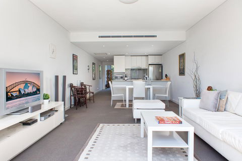 Spacious Modern Apartment In Sydney's North Shore - Gold Coast 4U 1